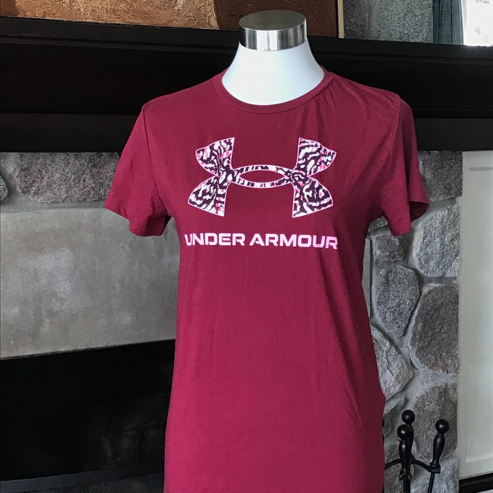 'Under Armour' Maroon Loose Fit Athletic T-Shirt - Size Medium